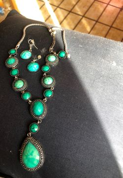 Collar y aretes