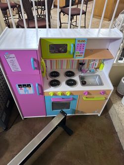 KidKraft Deluxe Big & Bright Wooden Play Kitchen – Excellent Condition