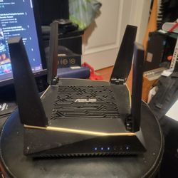 ASUS RT-AX92U AX6100 Tri-Band Wi-Fi router.