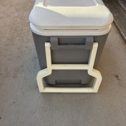 Igloo Rolling Cooler 38 Quart ( Hesperia Ca )