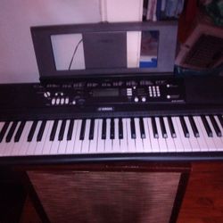 Yamaha EZ-220 Keyboard 