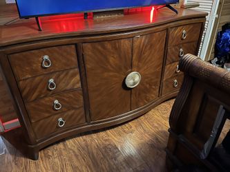 Beautiful Dresser (Collezione Europa) Ethan  & Allen 