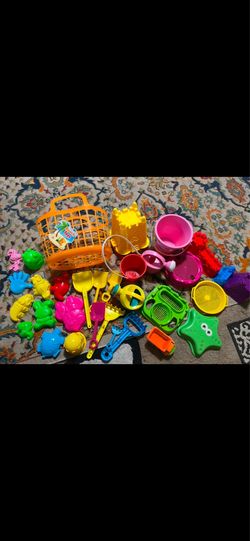 Beach sand toy lot of miscellaneous toys, shovels, bucket. $10