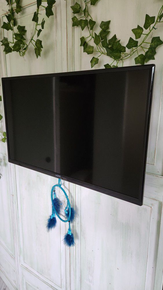 Vizio 32in TV with Wall Mount. 