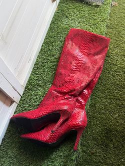 Boots Red are size 71/2 black size  7