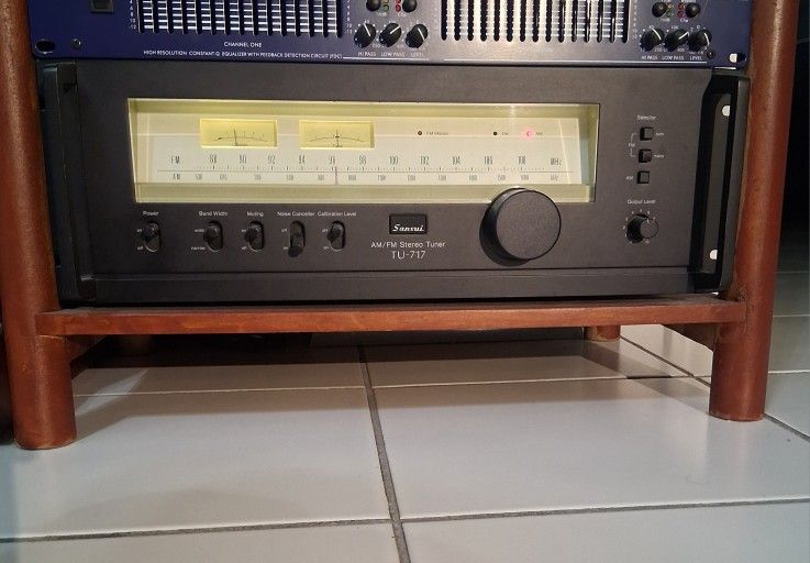 Sansui AM/FM STEREO TURNER TU 717