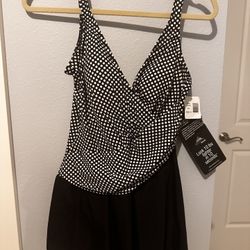 New Size14 black /white Swimsuit With Skirt 10lb