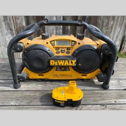 DEWALT Work Site Radio Charger with 18 V XRP Battery