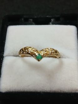 10k Solid Gold Ring With Green 💚 Stone Sz 7.5