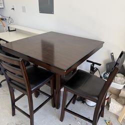 Kitchen table and 2 chairs in good condition