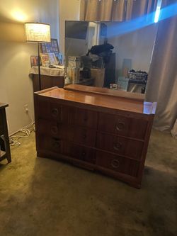Good wood dresser with Mirror