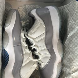 Jordan 11 Retro low cement Grey size 8m