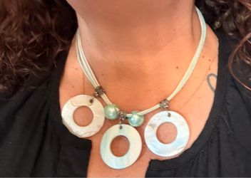 Round White shell necklace