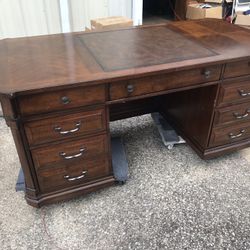 DESK FROM HOOKER FURNITURE CORPORATION 