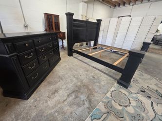 Real Wood Distressed King/Queen Bed Set
Delivery options available!