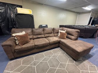 Free Delivery 🚚 Brown Sectional with Chaise