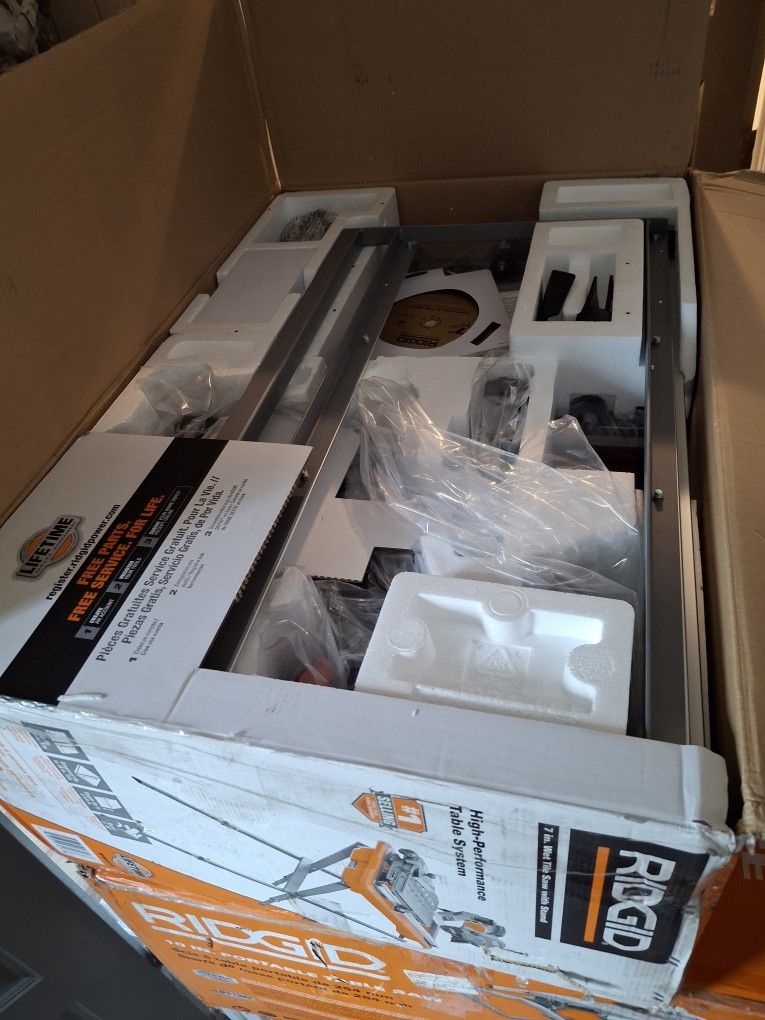 BRAND NEW RIDGID 9-Amp 7 in. Wet Tile Saw with Stand (Model R4031S)