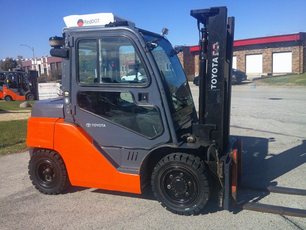 Pneumatic 8K LB Capacity Diesel Toyota Forklift