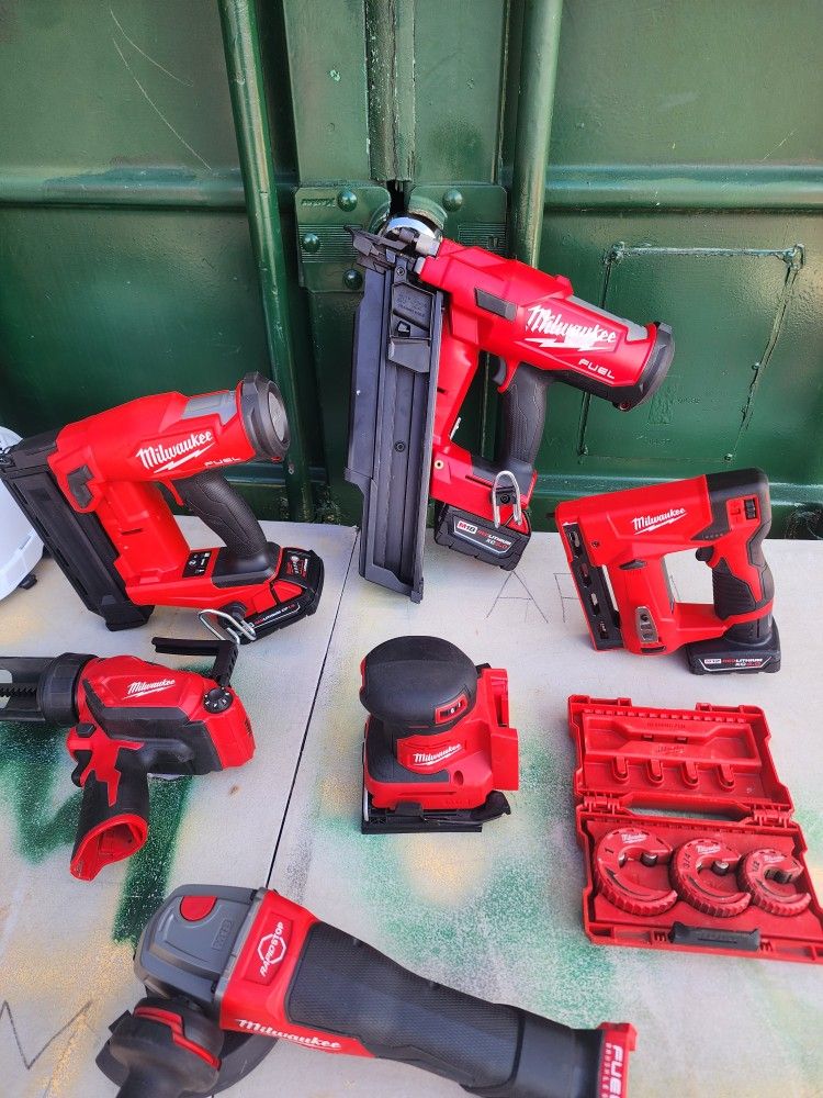 Milwaukee
M18 FUEL 3-1/2 in. 18-Volt 30-Degree Lithium-Ion Brushless Cordless Framing Gun With 5xc Battery