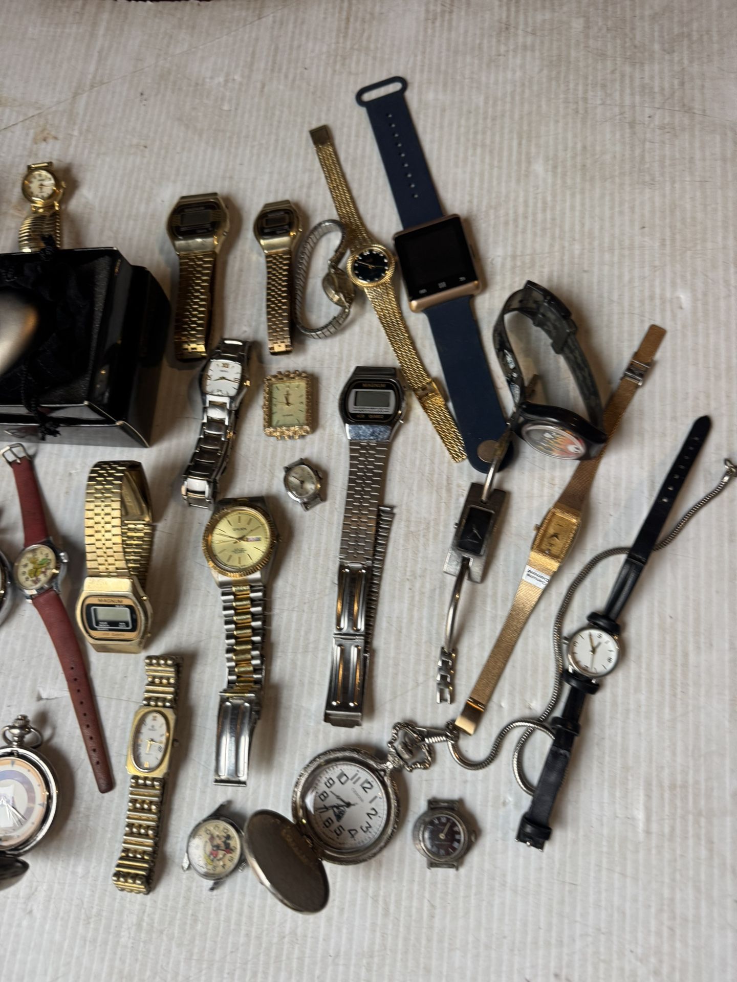 Watches 5$ each or 100$ No haggling.