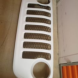 Used White JEEP WRANGLER GRILLE 2018-2021 FOR JL or for the JT 2020-2024