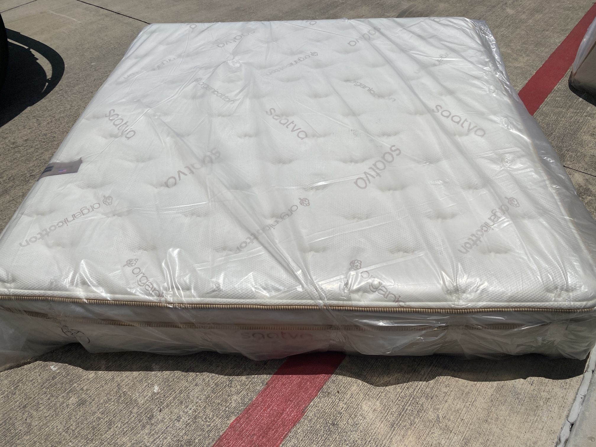 Overstock Display King Pillowtop Classic Medium for Sale in San Antonio