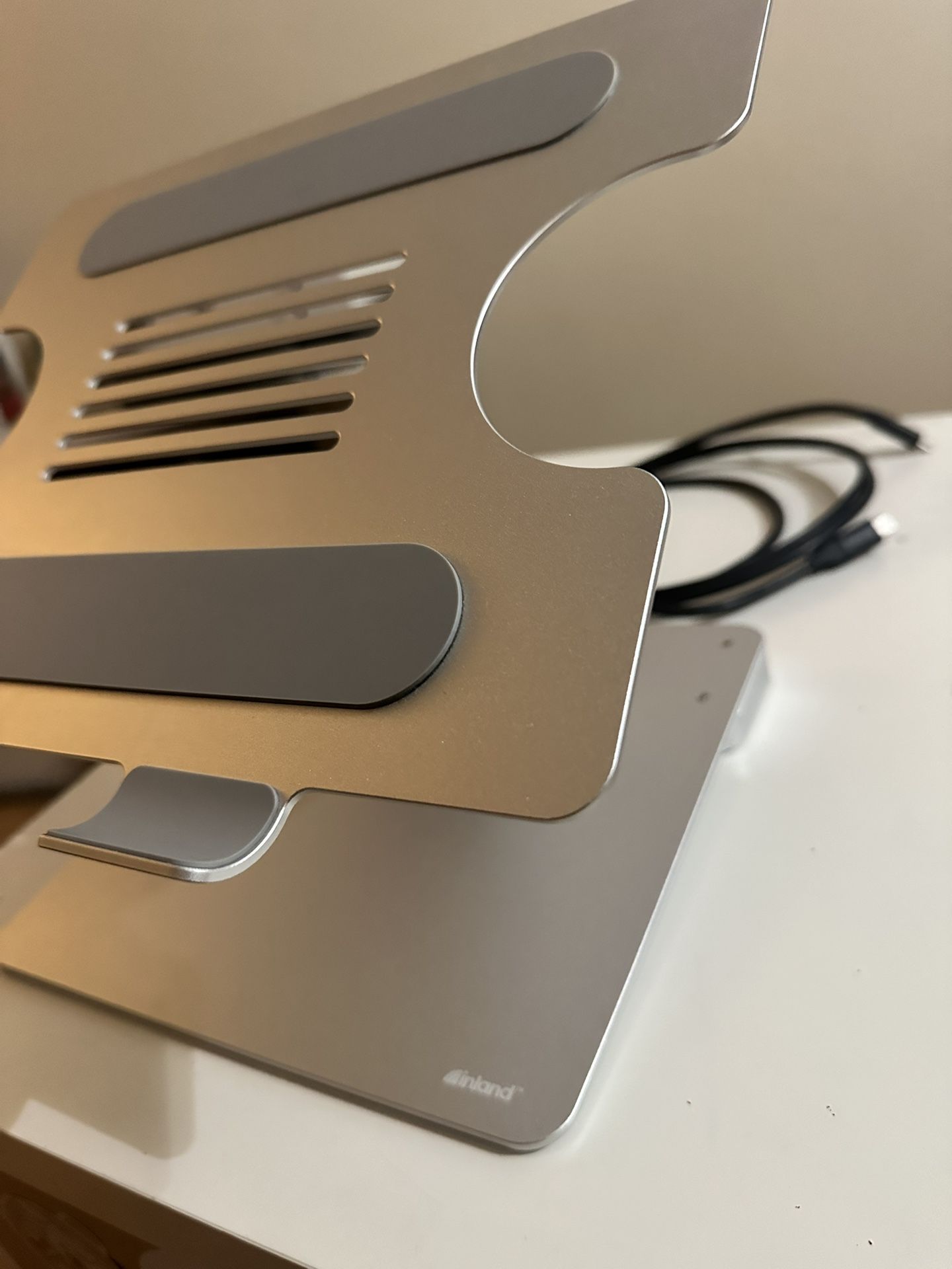 Inland Ergonomic laptop stand with 6-in-1 multifunctional USB-C Hub