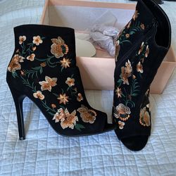 Black flower Embroider booties