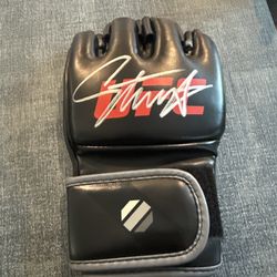 Israel Adesanya Signed UFC Glove (Beckett)