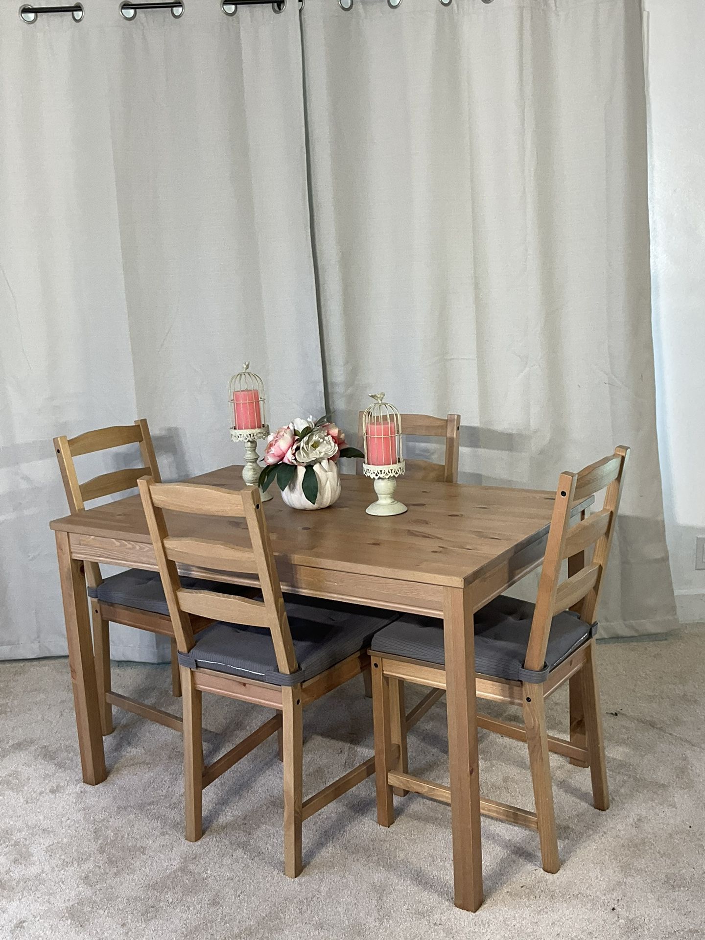 Kitchen Dining Table & 4 Chairs  LIKE NEW CONDITION; GREAT DEAL!