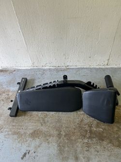 Bench press seat with leg hold