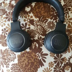 JBL DUET WIRELESS BLUETOOTH HEADPHONE WITH USB CHARGING CABLE PICKUP ONLY CASH ONLY FIRM ON PRICE. 