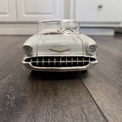 Diecast 1/18 scale Ertl rare 1957 Chevrolet Bel Air Convertible white with flames 