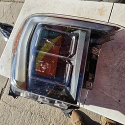 Ford F150  Raptor  Right Headlight Damaged 21 To 23