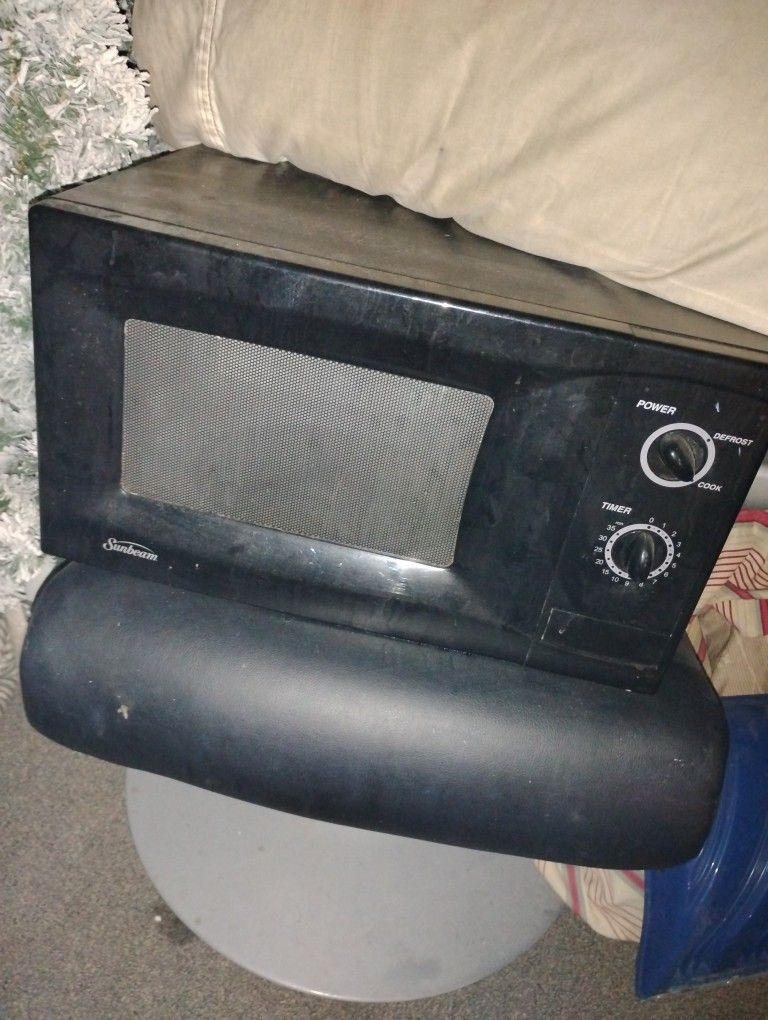Sunbeam MA-6400B2 Compact Microwave Oven – 0.7 Cu. Ft., Black
