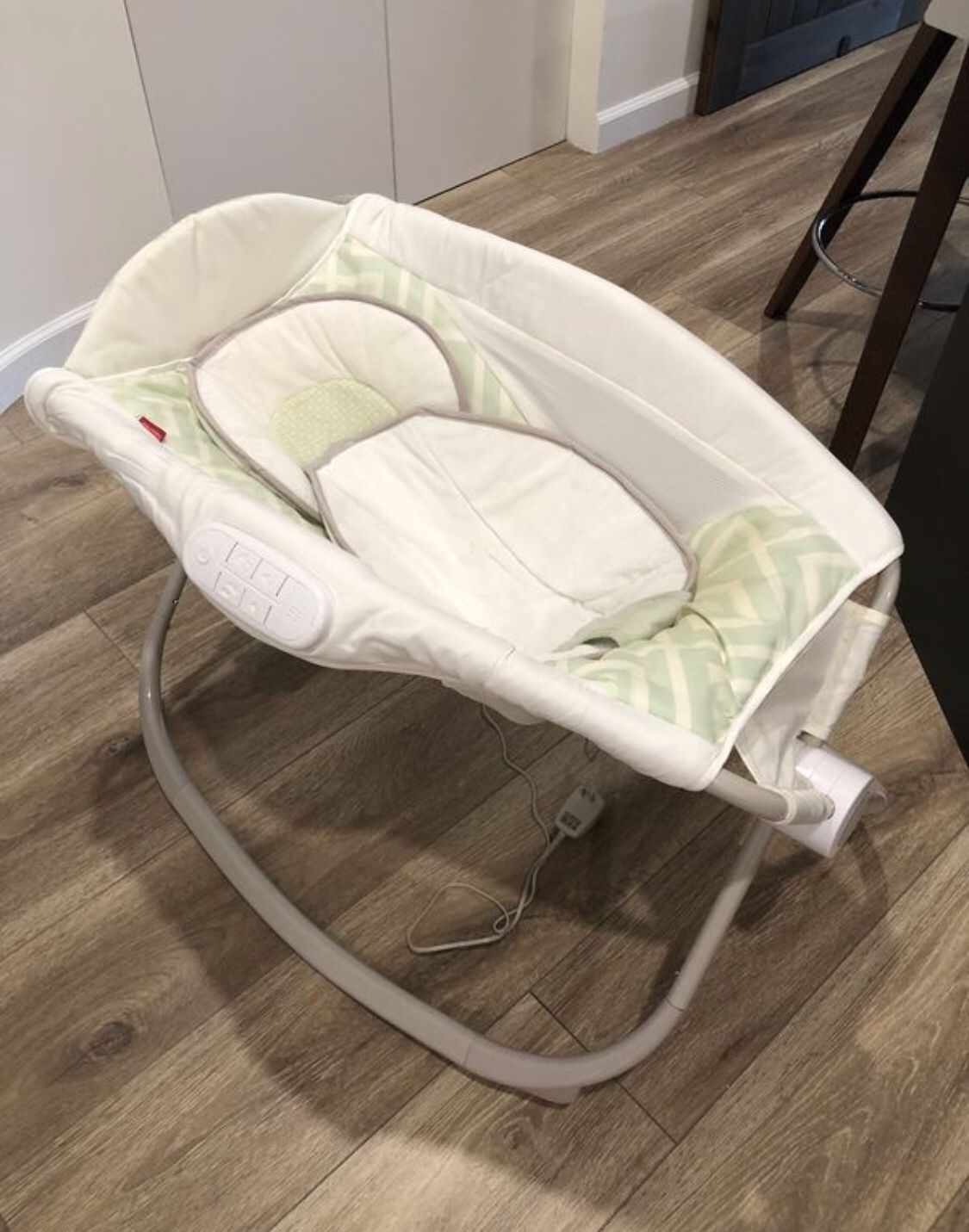 Fisher Price deluxe auto rock’n play sleeper with smart connect, green/white
