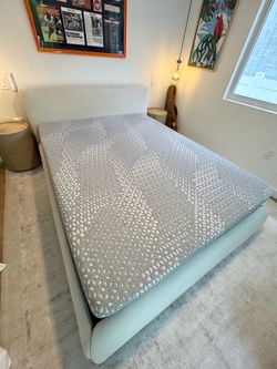 Queen Mattrees -Posturpedic Sealy - Like New