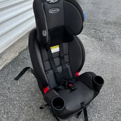 Graco Black and Grey Adjustable Kid’s Car Booster Seat for Kid’s 4-120lbs! Good condition!