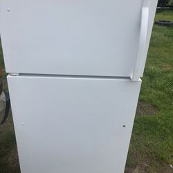 Kenmore Refrigerator With Ice maker Works Good Only Problem Is The Bottom Door Handle.