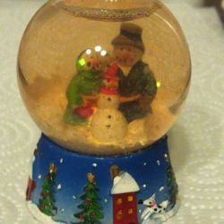 MINI Snowglobe Snowman $1