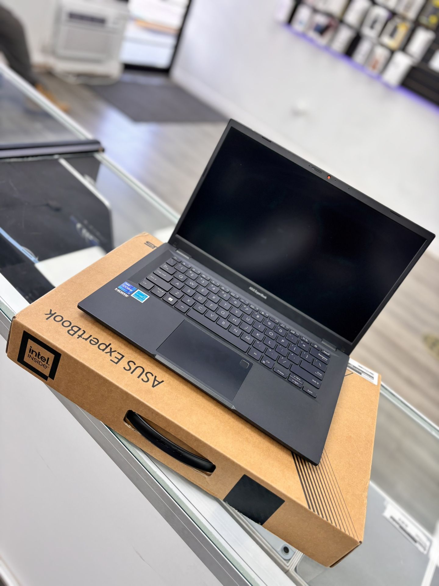 Asus EliteBook - intel Core i7-1355U 16GB Memory windows 11 Pro