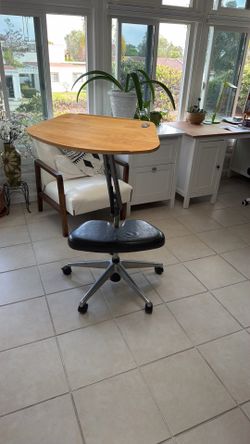 Stand/sit adjustable desk/laptop stand with footrest