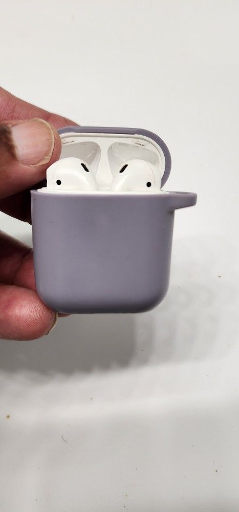 Wireless Earbuds (Apple Airpods Gen 2)