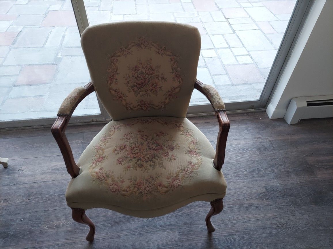 ANTIQUE CHAIR