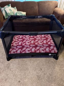 4Moms Breeze Play yard with bassinet