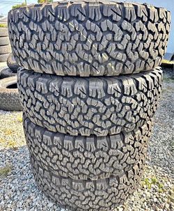 265/75/16 vendo un set semi Nuevo con 80%  de vida las 4 marca bfgoodrich