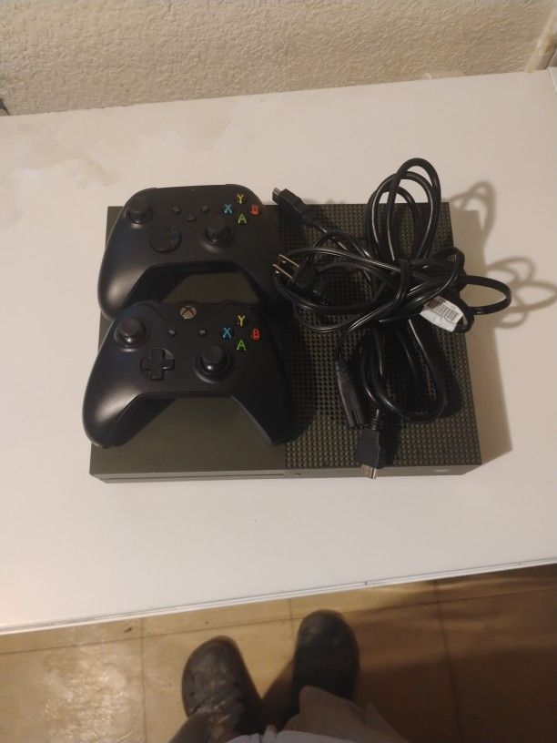 Xbox One S Battlefield Edition + 2 Controllers