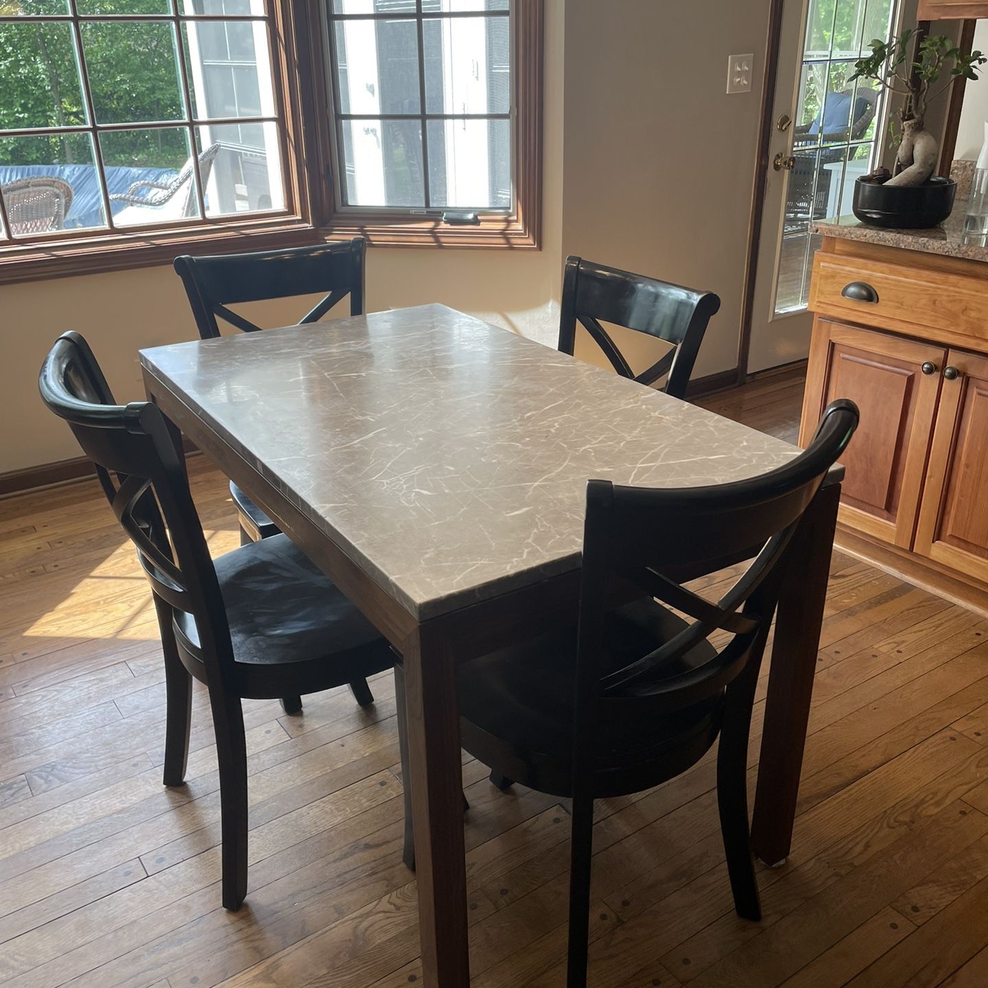 Crate & Barrel Dinning Table And Chairs