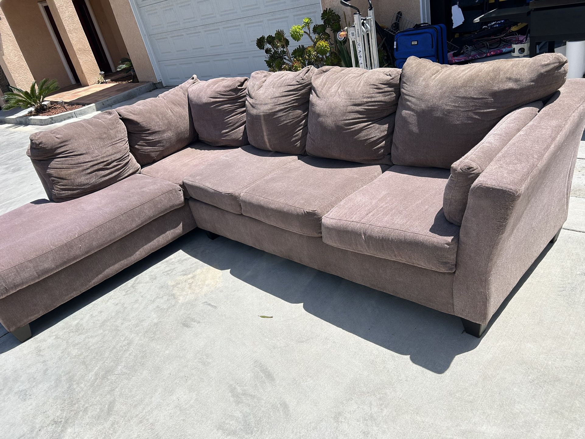 Sofa / Couch / Sectional
