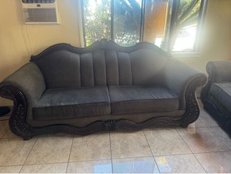 Elegant Living Room Sofa & Loveseat Set – Excellent Condition